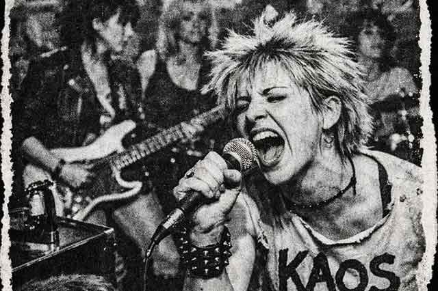 Collage estilo fanzine punk femenino de los años 80 con vocalista gritando al micrófono, tipografía stencil y textura de fotocopia, símbolo de la rebeldía y la autogestión en el rock español